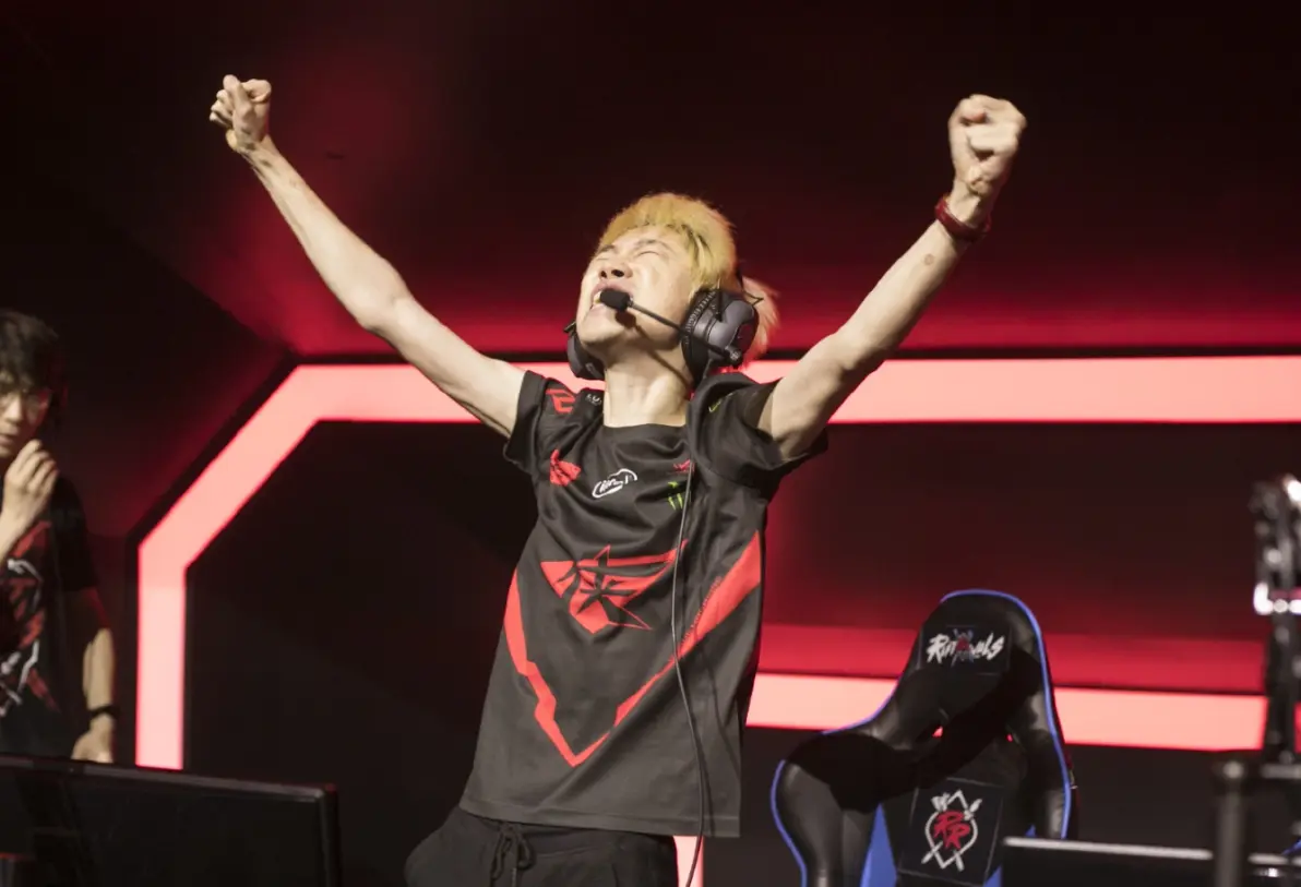 九游体育娱乐-Uzi巅峰对决，Doinb与70激战利物浦分钟，高光表现胜负难料！-九游体育娱乐